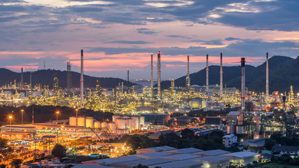 Obraz premium Beautiful sunset petrochemical oil refinery factory plant cityscape of Chonburi province at night , landscape Thailand