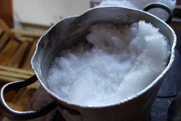 Kochtopf mit Schnee
