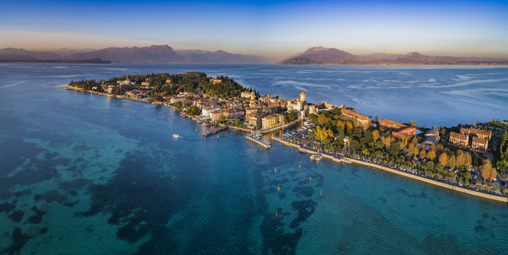 Veduta aerea sulla penisola di Sirmione sul lago di Garda