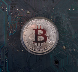 Монета Bitcoin на электронной плате