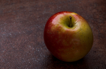 Manzanas rojas y verdes en diferentes superficies con rocio y gotas de agua