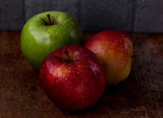 Manzanas rojas y verdes en diferentes superficies con rocio y gotas de agua