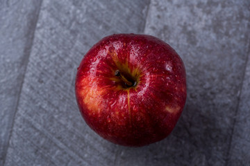 Manzanas rojas y verdes en diferentes superficies con rocio y gotas de agua