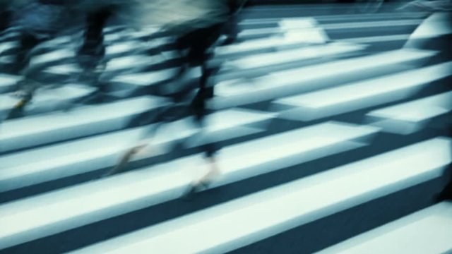 東京駅前　横断歩道　ロースピード撮影　手ブレ　人ブレ　残像　冷たい都会感情表現　グレーディング