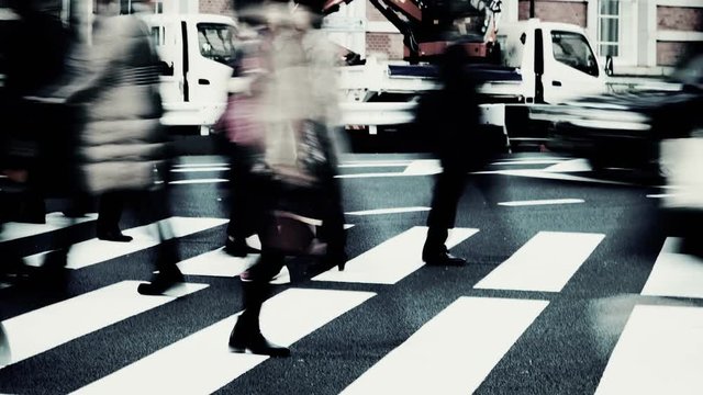 東京駅前　横断歩道　ロースピード撮影　手ブレ　人ブレ　残像　冷たい　暗い　幻想　グレーディング