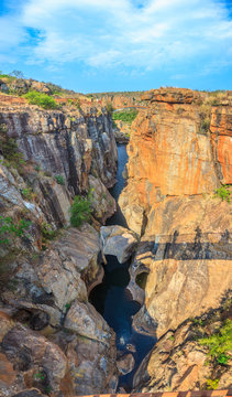 Aufnahme der Bourke Luck Potholes bei Tageslicht und blauem Himmel mir lockerer Bew&ouml;lkung fotografiert in S&uuml;dafrika im September 2013