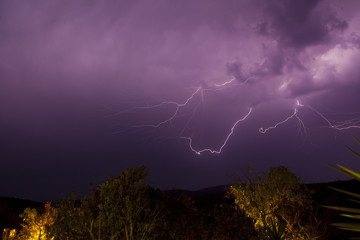 Aufnahme von Gewitterblitzen am Nachthimmel über dem Krüger Nationalpark fotografiert in Südafrika im September 2013