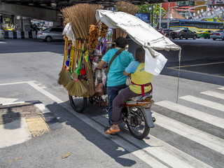 Tienda motocicleta ambulante en un paso de peatones en Bangkok © xavicore