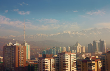 Naklejka premium słoneczne miasto u stóp zaśnieżonych gór