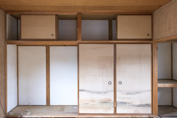 住宅の解体工事　室内の荷物撤去後