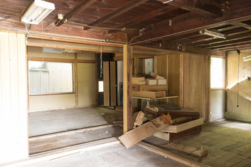 住宅の解体工事　室内の荷物撤去後