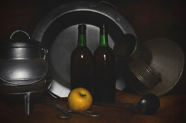 Bodegón estilo flamenco barroco, objetos metálicos, botellas y manzana