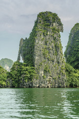 Fototapeta na wymiar sight of Halong Bay and of its islands in Vietnam.