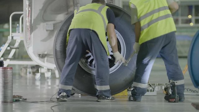 Replacement landing gear. Working staff has been working to repair the chassis of a passenger plane