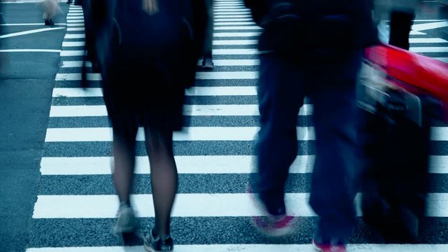 東京駅前　横断歩道　ロースピード撮影　手ブレ　人ブレ　残像　グレーディング