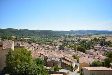 Fototapeta na wymiar vue du haut de Gréoux
