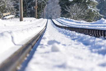 Winterliche Zahnradbahn in den Alpen