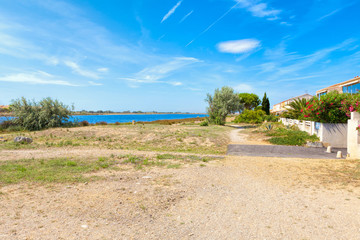 Blick auf den grossen Teich mit Zugang zum Mittelmeer bei Les Ayguades bei der kleinen Stadt Gruissan in Südfrankreich