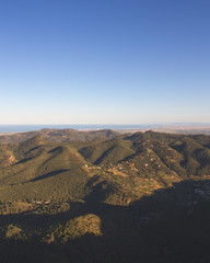 monte verde con cielo