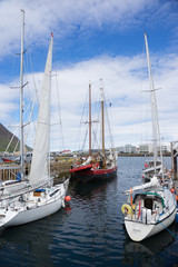Segelboote im Hafen von Ísafjörður am Skutulsfjörður in den Westfjorden, Island