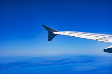 veduta dall'aereo del paesaggio con isole pianure e monti