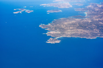 veduta dall'aereo del paesaggio con isole pianure e monti © garpinina