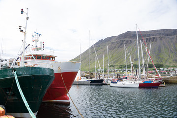 Schiffe im Hafen von &Iacute;safj&ouml;r&eth;ur am Skutulsfj&ouml;r&eth;ur in den Westfjorden, Island