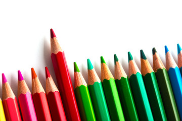 Naklejka premium leadership concept with one pencil standing out of crowd of other pencils