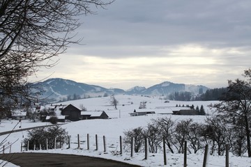 Winterlandschaft mit Weidezaun, Berge im Hintergrund, Allgäu, Bayern