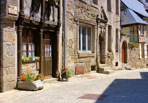 Moncontour in der Bretagne, Frankreich  - Medieval houses in Moncontour, Cotes d'Armor, Brittany