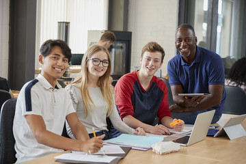 Fototapeta premium Portret studentów projektowania i nauczyciela w laboratorium drukowania CAD / 3D