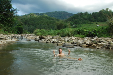 Baignade dans la rivière, Florès, Indonésie
