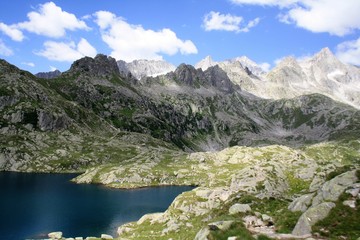 Fototapeta na wymiar panorama montagna lago natura cielo azzurro
