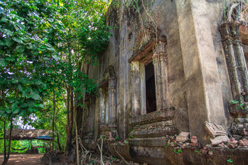 Fototapeta na wymiar The city's oldest temple Burma Mon antiquity.
