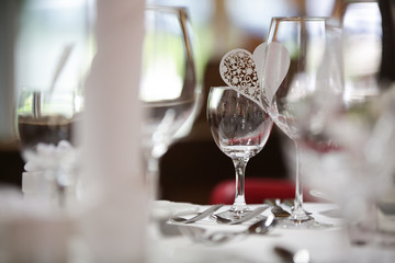 Glas mit Herz, Tischdekoration bei einer Hochzeit