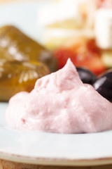 griechisches Taramas und gefüllte Weinblätter mit Salat