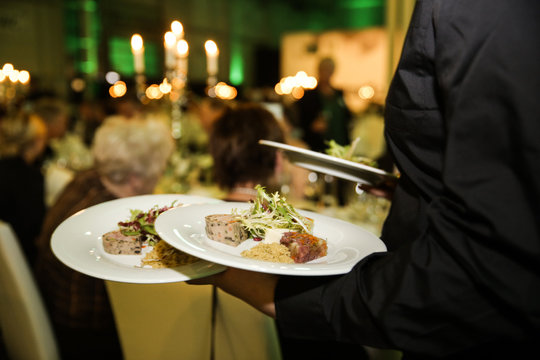 auf einer Hochzeit wird das Essen serviert