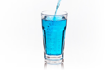 Trinkglas mit türkisfarbener Flüssigkeit
