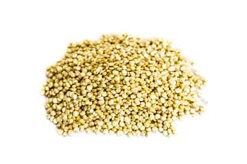 Weißer Quinoa isoliert freigestellt auf weißen Hintergrund, Freisteller