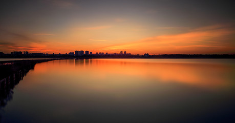 Fototapeta premium sunset,water,lake,sky,sun,landscape,sunrise.dusk,reflection,river,night,evening,clouds,beach,sea,orange,silhouette,city