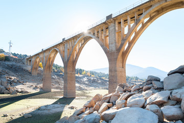 Puente de hormigón sobre lecho de rio seco