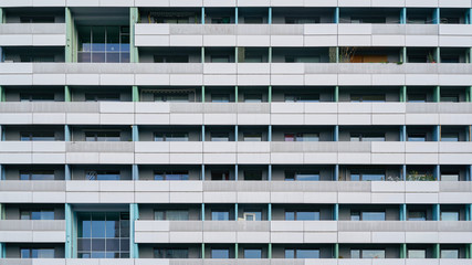 sanierter DDR-Plattenbau in der Innenstadt von Dresden in der Prager Straße.