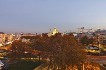 Wien Karlsplatz am Abend von oben