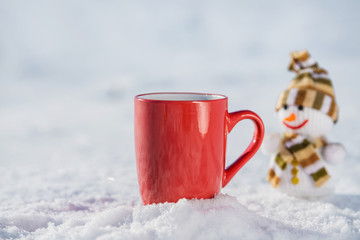 Naklejka premium Snowman and red hot cup of tea