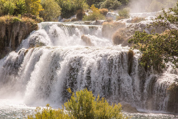 Fototapeta premium beeindruckende Wasserfälle im Krka Nationalpark und im NP Plitvicer Seen