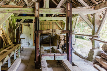 Fototapeta na wymiar old sawmill in the French Alps