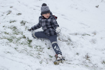 Fototapeta na wymiar boy playing with snow