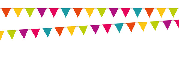 bunte dreieckige fähnchen hängen an zwei leinen