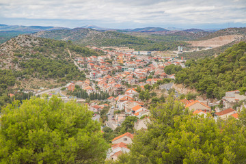 Fototapeta na wymiar Panorama der Küstenstadt Sibenik in Dalmatien, Kroatien