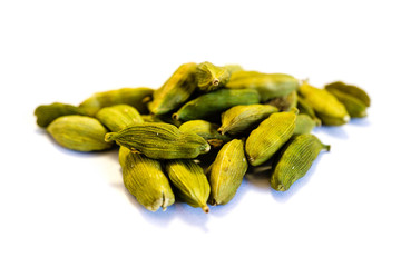 kardamom isoliert freigestellt auf weißen Hintergrund, Freisteller